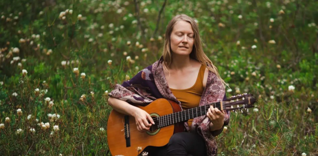 Ihminen soittamassa kitaraa