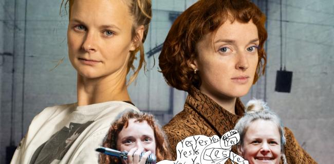 Kaksi nuorta naista seisoo rinnakkain ja katsoo kameraan vakavin ilmein. Kuvassa on kollaasimaisia elementtejä: pienemmät kuvat samoista henkilöistä eri tilanteissa, sekä käsin piirrettyjä puhekuplia, joissa lukee “yes”. Taustalla on harmaa, teollinen sisätila.