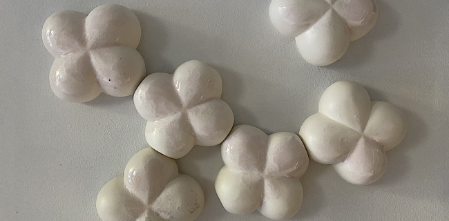 Kuva Susanna Koskimäen keramiikkateoksesta