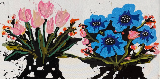 Vaaleanpunaiset ja siniset kukat maljakossa