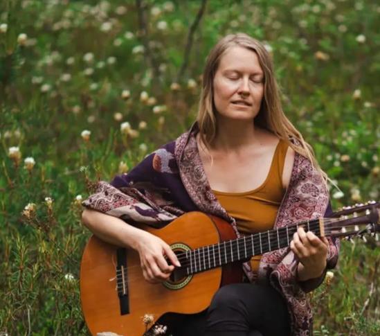 Ihminen soittamassa kitaraa