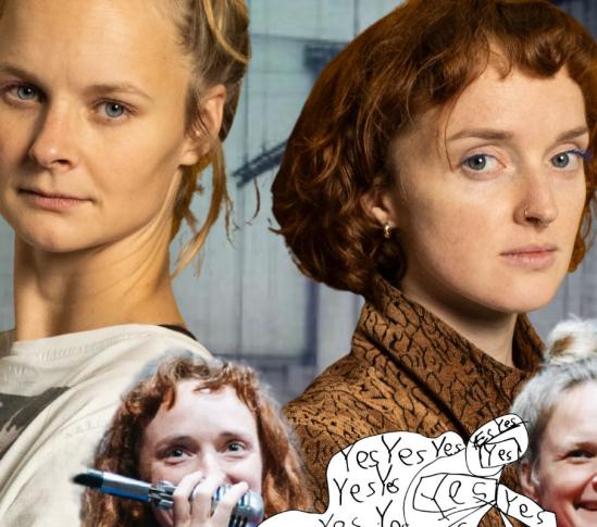 Kaksi nuorta naista seisoo rinnakkain ja katsoo kameraan vakavin ilmein. Kuvassa on kollaasimaisia elementtejä: pienemmät kuvat samoista henkilöistä eri tilanteissa, sekä käsin piirrettyjä puhekuplia, joissa lukee “yes”. Taustalla on harmaa, teollinen sisätila.