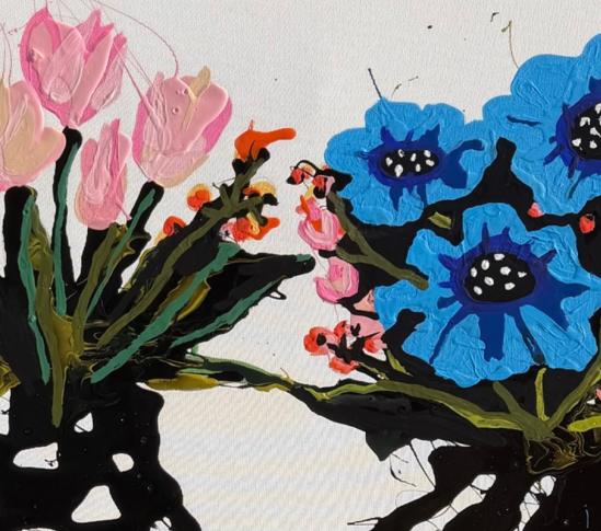 Vaaleanpunaiset ja siniset kukat maljakossa