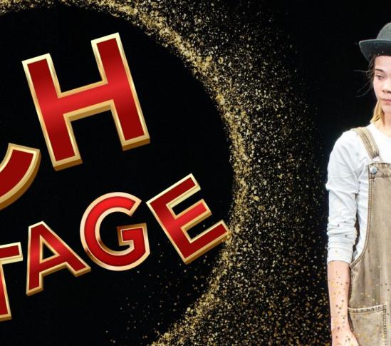 Mustalla taustalla kultaisista hiukkasista muodostuva rengas ja sen sisällä punakultainen teksti ‘CH STAGE’. Oikealla puolella seisoo nuori henkilö, jolla on harmaa hattu, vaalea paita ja haalarit, ja hän katsoo sivulle.
