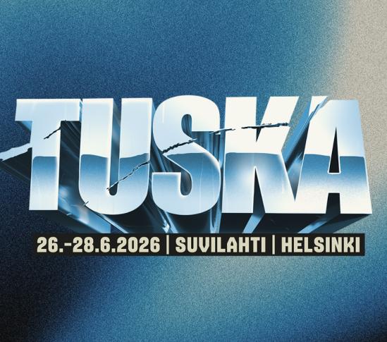 TUSKA-festivaalin visuaalinen mainos, jossa suuri metallinhohtoinen “TUSKA”-logo on keskellä sinisävyistä taustaa. Logossa on repeämiä ja säröjä. Alareunassa lukee: 26.–28.6.2026, Suvilahti, Helsinki.