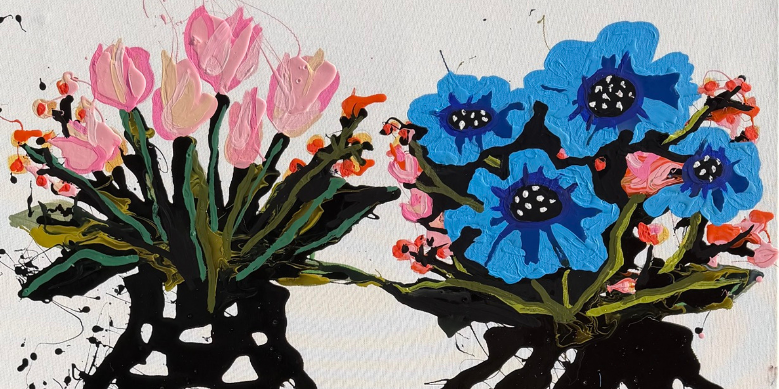 Vaaleanpunaiset ja siniset kukat maljakossa