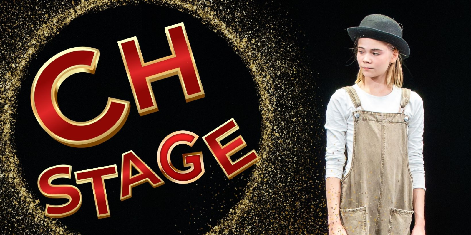 Mustalla taustalla kultaisista hiukkasista muodostuva rengas ja sen sisällä punakultainen teksti ‘CH STAGE’. Oikealla puolella seisoo nuori henkilö, jolla on harmaa hattu, vaalea paita ja haalarit, ja hän katsoo sivulle.