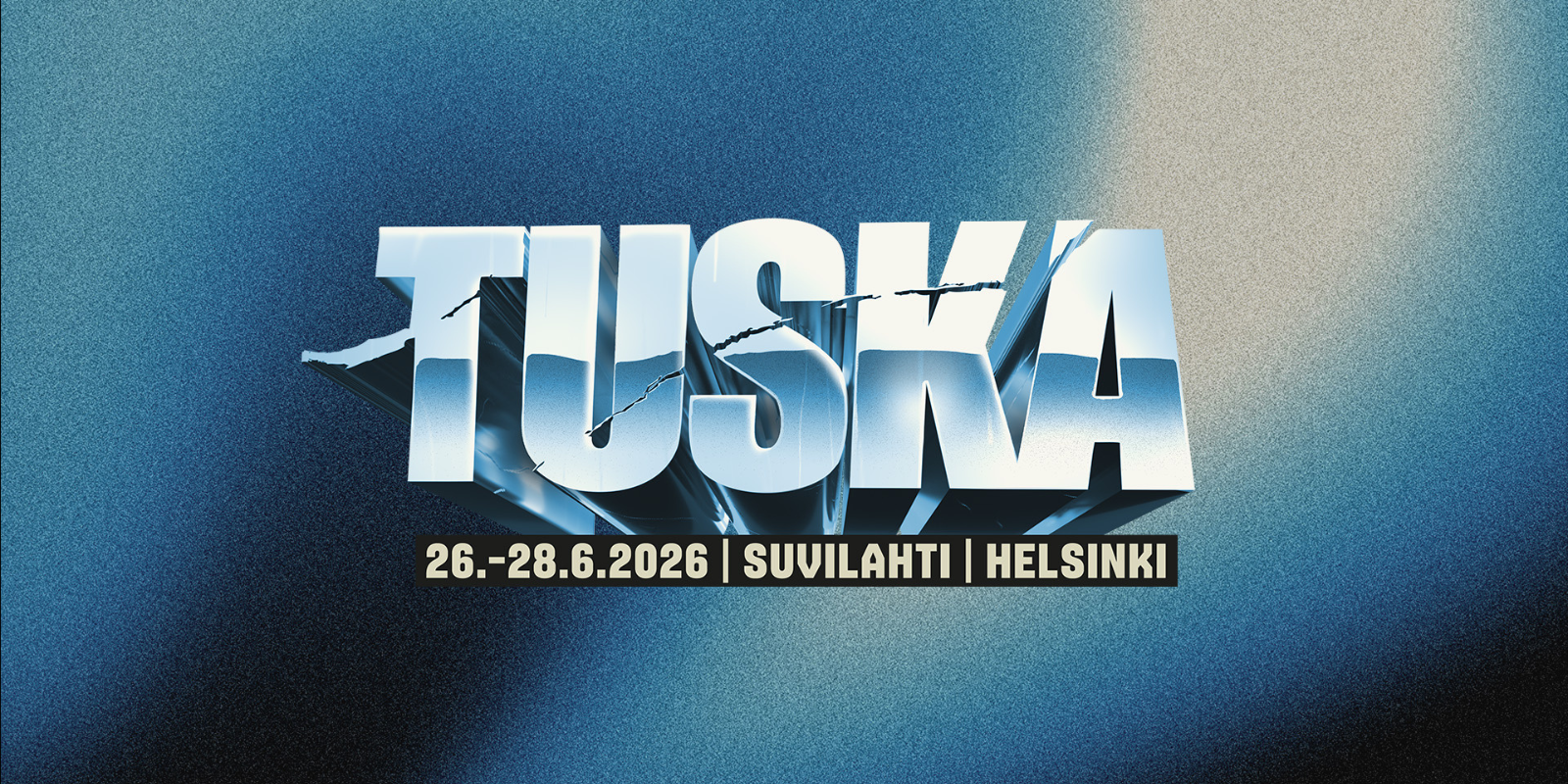 TUSKA-festivaalin visuaalinen mainos, jossa suuri metallinhohtoinen “TUSKA”-logo on keskellä sinisävyistä taustaa. Logossa on repeämiä ja säröjä. Alareunassa lukee: 26.–28.6.2026, Suvilahti, Helsinki.
